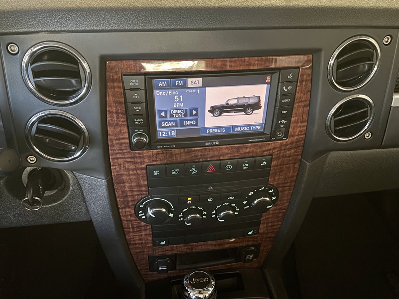 One of a Kind Jeep 2010 Commander in Excellent Condition 6