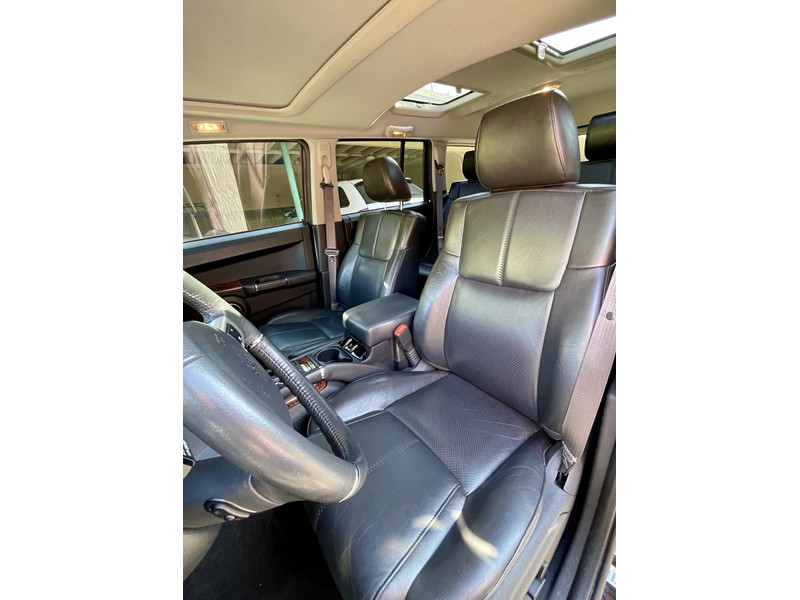 One of a Kind Jeep 2010 Commander in Excellent Condition 8